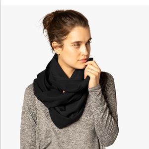 NWT Beyond Yoga Scarf with Pocket